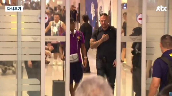 东说念主气爆棚！巴萨抵达韩国首尔，亚马尔出机场引爆球迷温情