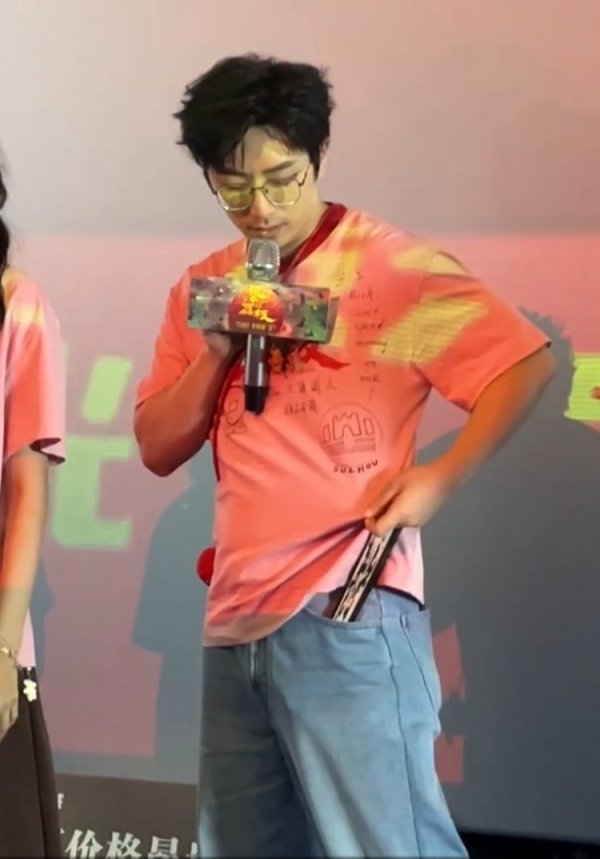 演员白客为苏超苏州队打call：我今天穿着上印了苏州队的队标