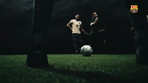 巴萨新赛季客场球衣发布：金+黑+紫三色缱绻，问候篮球巨星科比