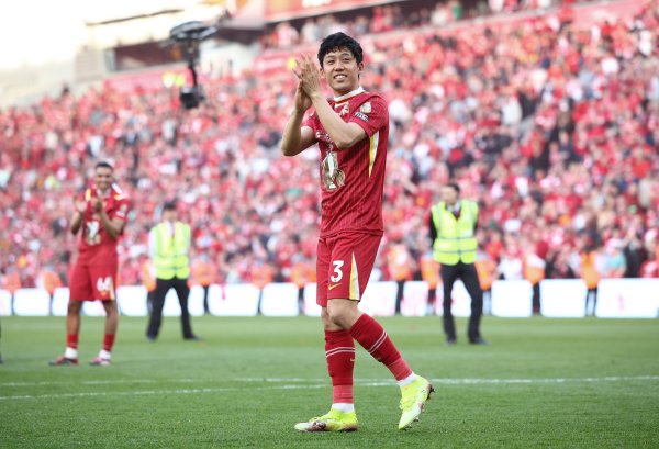 踏踏实实！跟队晒现场视频：日本后腰远藤航算作队长举起奖杯