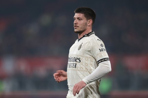 斯基拉：阿联酋球队沙迦专门免签约维奇，开出3年的高薪公约