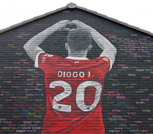 耐久的20号！安菲尔德隔壁若塔壁画已完工，画中若塔作念比心手势