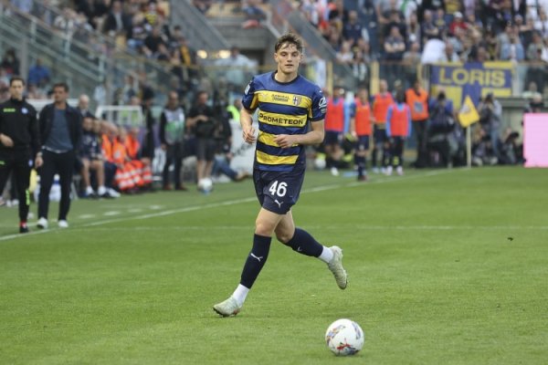 记者：米兰双雄皆斗殴过莱奥尼，为幸免竞价利物浦决定加快转会