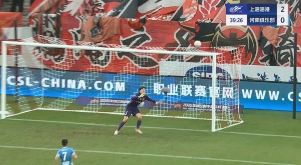 差少量相称角！第40分钟，纳萨里奥轻易球平直敲门，皮球击中门框