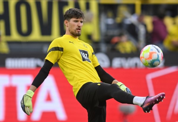 德媒：因未能校服圣保利，科贝尔赛后采访时遭到球迷的纸团挫折