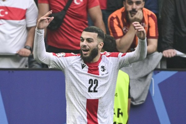 记者：黄潜、布伦特福德特意米卡乌塔泽，黄潜准备报价3000万欧