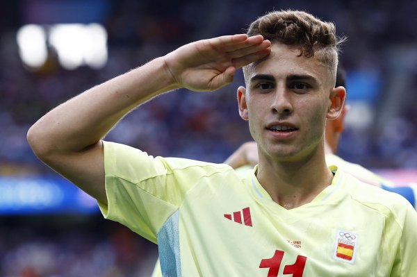 记者：费尔明身边东说念主士但愿他留在巴萨，切尔西正在恭候球员复兴