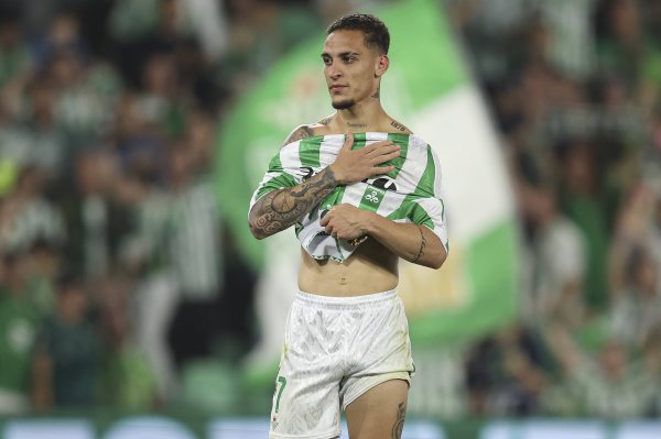 记者：贝蒂斯签安东尼今天不会达公约，曼联思加买断或分享扫数权