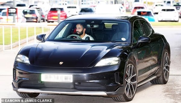 脸色衰颓！曼联全队本日11点抵达基地检修，阿莫林提前4小时到达