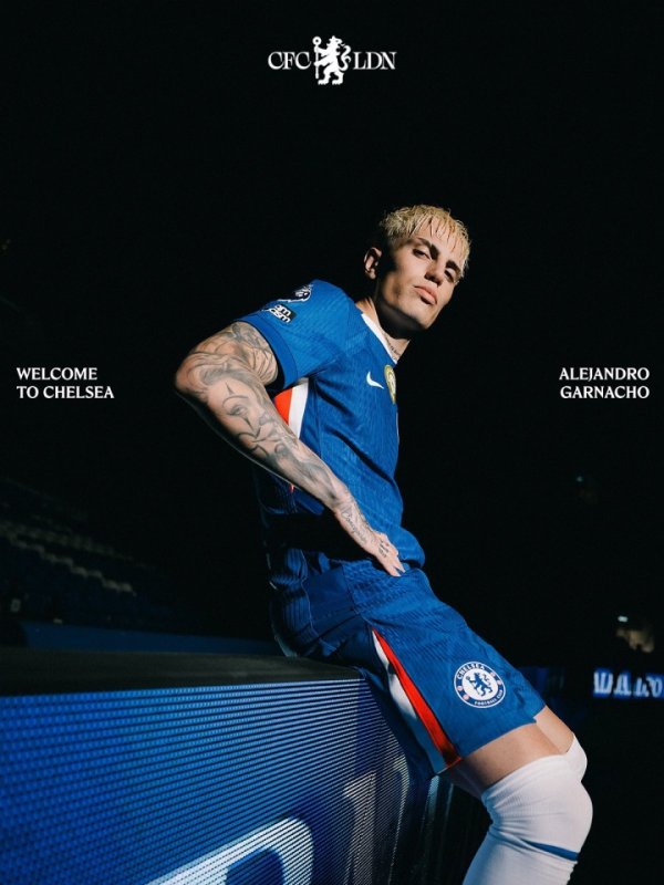 这地儿我熟！加纳乔官宣照坐告白牌，曼联手艺曾在蓝桥作念同款庆祝