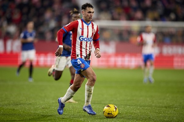 记者：阿森纳800万欧＋200万欧报价赫罗纳右后卫阿尔诺-马丁内斯