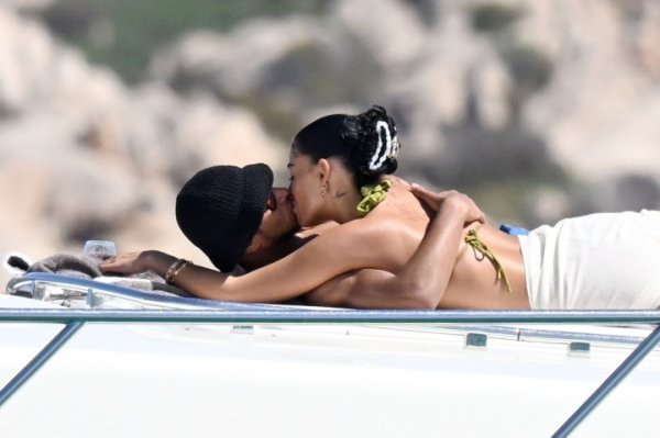 浑然一体🥰太阳报：贝林与女友在游艇热吻 游艇房钱每周25000镑