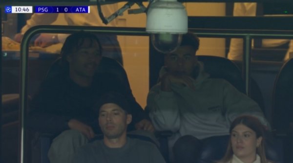 因伤缺席本场大名单！镜头给到看台上不雅战的杜埃