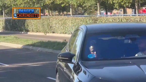 六台晒视频：维尼修斯抵达皇马考验基地，一脸严肃