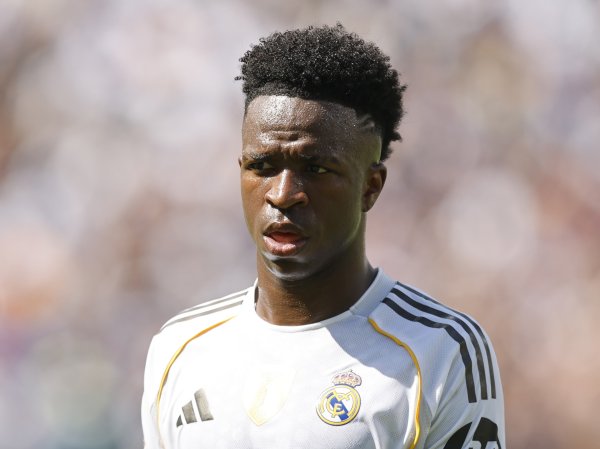 六台：阿隆索但愿交替气势，公布首发之前曾与维尼修斯雷同