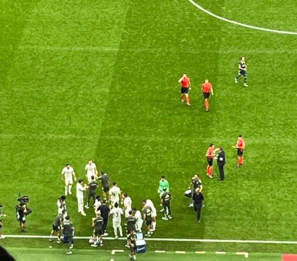 跟队：维尼修斯在补水间歇畸形专注，阿隆索给他和姆巴佩计谋请示