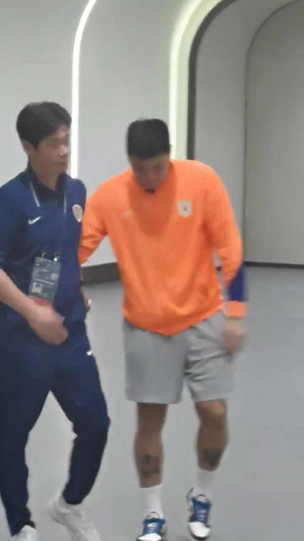 情义无价！李霄鹏、王大雷赛后拥抱