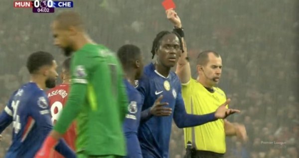 太糟糕了😓查洛巴为队友补锅染红，上轮桑切斯染红后厌世扫视