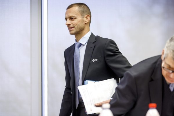 世体：巴萨主场对阵巴黎的欧冠的比赛，切费林将前去巴塞罗那不雅战