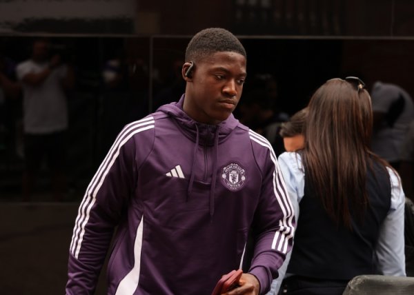 联赛于今0首发！邮报：要是阿莫林留任，梅努有可能冬窗离队