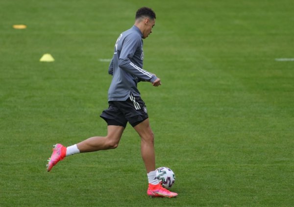 图片报：伊滕洋辉、阿方索磨砺场康复磨砺，穆西亚拉仍在室内磨砺