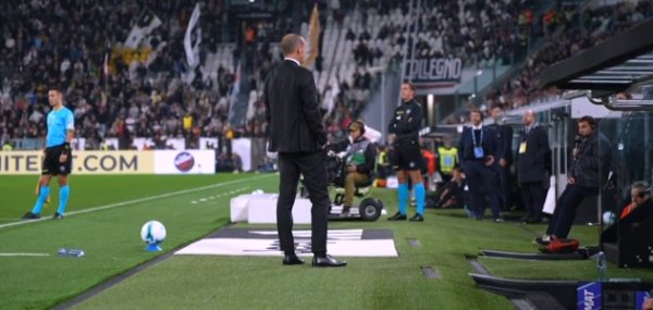 阿囧也不自信！普利西奇飞点前，阿莱格里背对球场不敢看