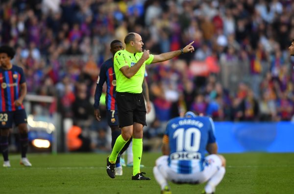 拉奥斯谈阿劳霍送点：很久没见这样离谱的误判了，对方双脚跳倒地