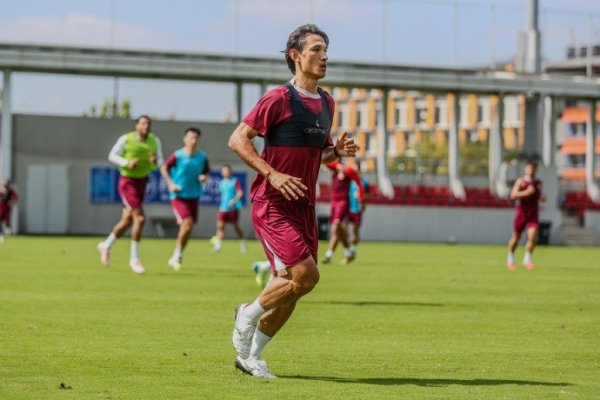 上海海港一线提前聚集，正经参加备战查验当中，连中秋节也未停歇