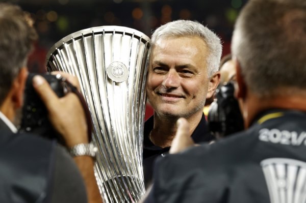 姆希塔良：穆帅在罗马基地贴满欧协联奖杯，夺冠后我和他强烈拥抱