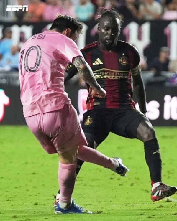 兜出一个整数！这是梅西身穿10号球衣进的800球