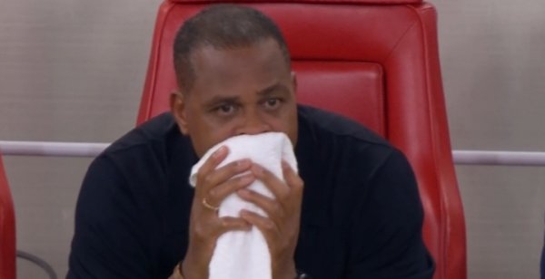 气哭了？印尼主帅克鲁伊维特赛后怒砸椅子，不休擦脸眼眶泛红