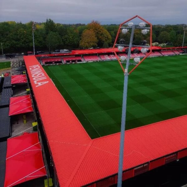 太阳报：英乙球队索尔福德城对主场进行要紧矫正，加多球迷区顶棚