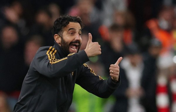 内维尔：低估了阿莫林在双红会的计谋安排，看到首发时曾以为罢了