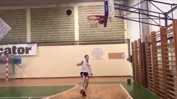 惊东谈主弹跳！舍什科谈走红视频：那时篮球卡在框上，就思用脚捞下来