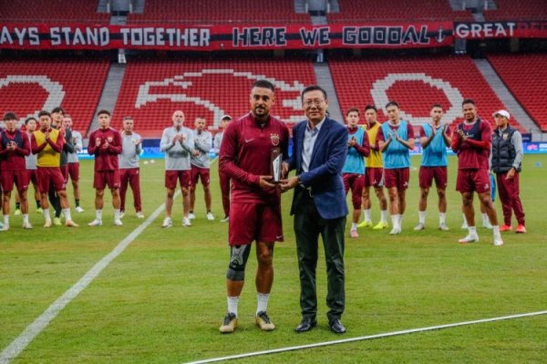 今天的官方考验驱动前，上海海港为莱昂纳多和李帅举行授奖庆典