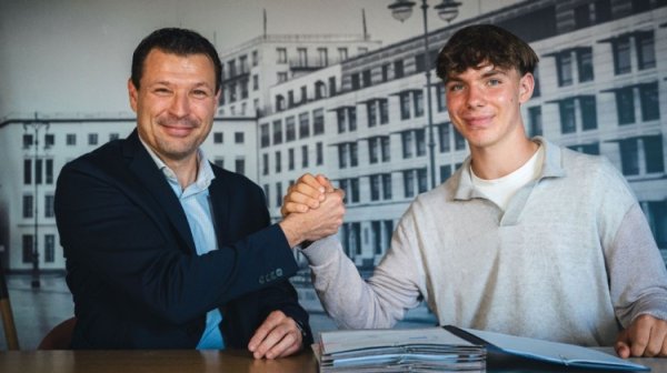 体图：皇萨温情巴黎等队专诚16岁中场艾希霍恩，赫塔要价2000万欧