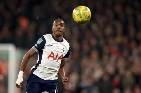 20岁159天，特尔是自阿里之后，英超对阵曼联进球最年青热刺球员