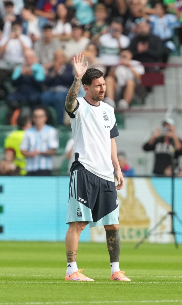 埃尔切雇主谈阿根廷队探访：最伟大球员在用咱们更衣室，我很自重