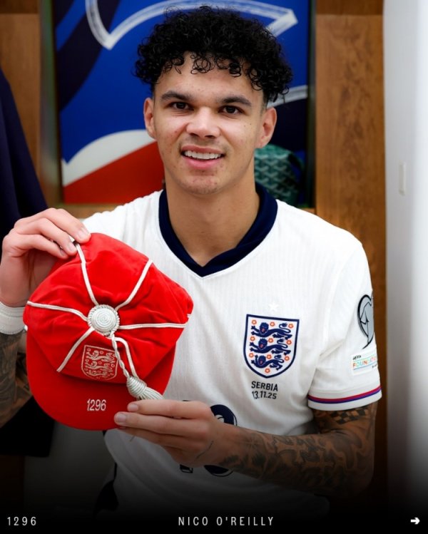 奥赖利演出英格兰队首秀，赛后斯通斯为他颁发系念帽子