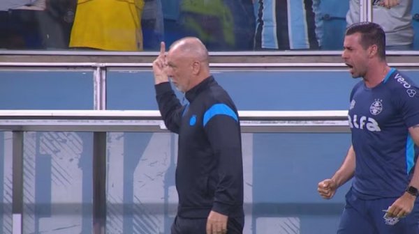 格雷米奥主帅回话竖中指：针对的是别称出言不逊的球迷而非统共东说念主