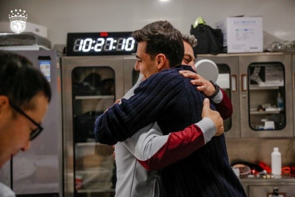 前外助奇塔迪尼今天上昼访谒海港俱乐部，拜访畴前素养和队友