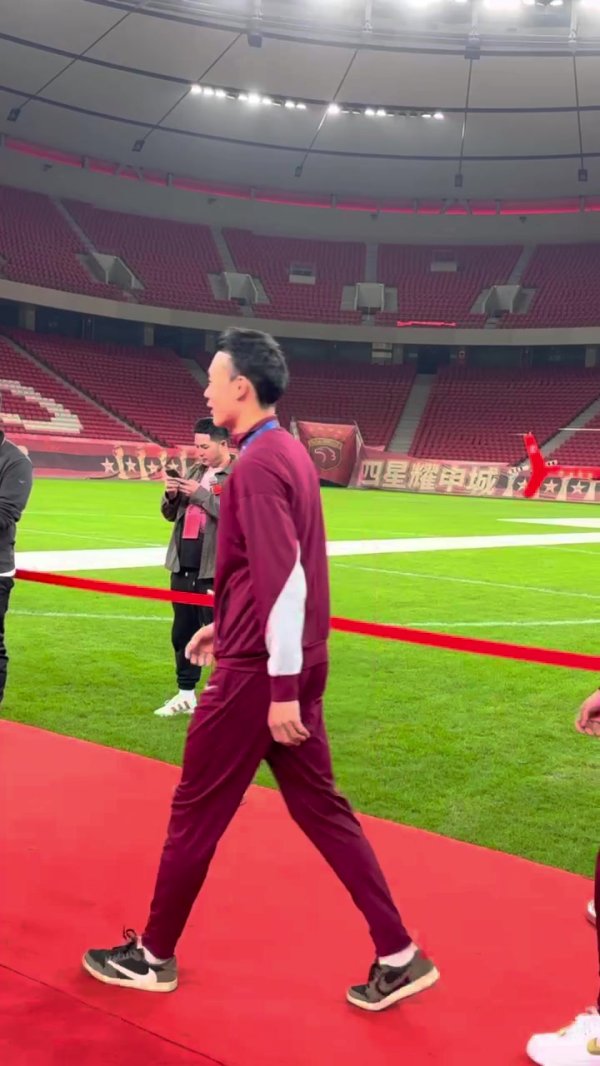 上海海港举行夺冠庆功庆典，武磊、张琳芃等球员为徐根宝佩带奖牌