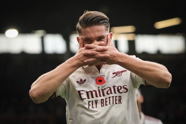 希曼：比较用梅里诺担任伪九号位，我更感奋选定让约克雷斯踢前卫