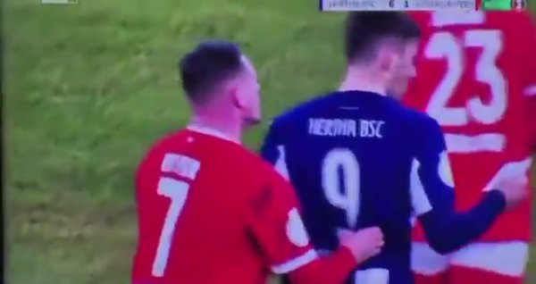 不讲武德😂柏林赫塔球员6-1很是，抢凯泽斯劳滕小纸条偷看计策