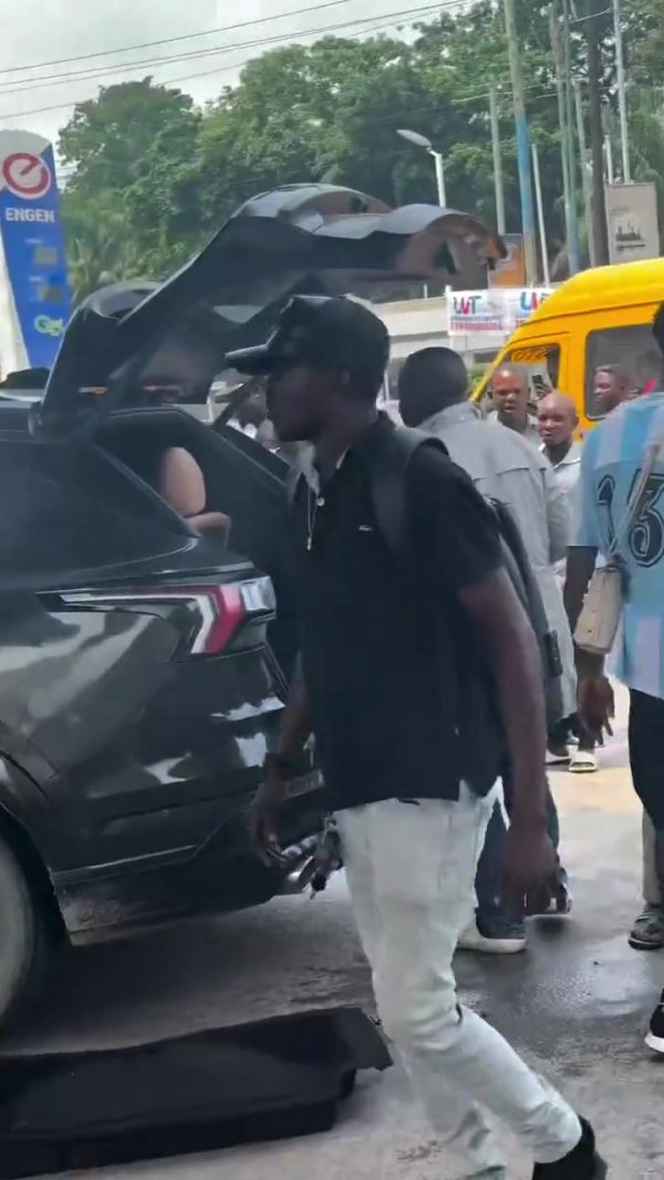 万幸！玉昆外助奥斯卡开车时车辆生气所幸东说念主没事，车子已烧成残缺